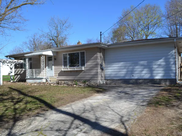 10240 Hill Rd, Swartz Creek, MI 48473