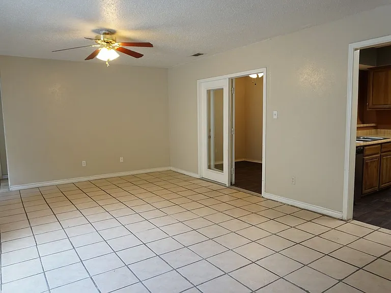 1827 Abshire Ln — Photo 3