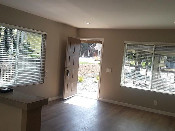 4th image of 779 Hacienda Dr