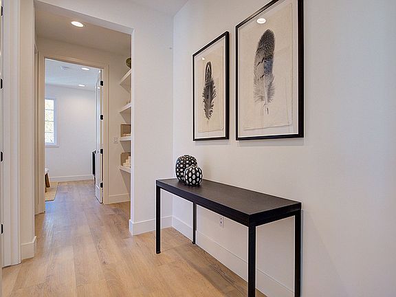 3rd image of 817 N Sycamore Ave #819