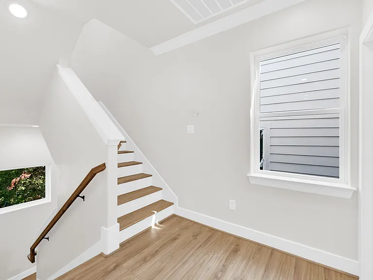 715 Service St #B — Photo 17