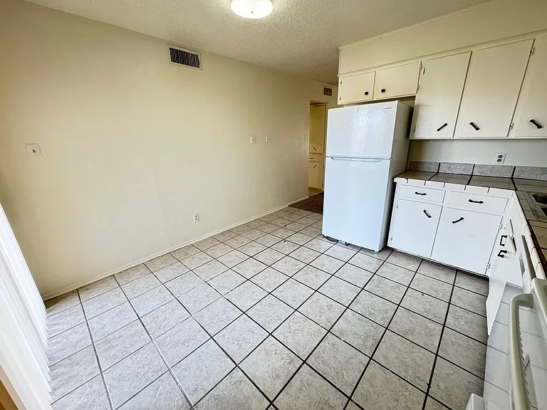 1106 Eastside Dr — Photo 6