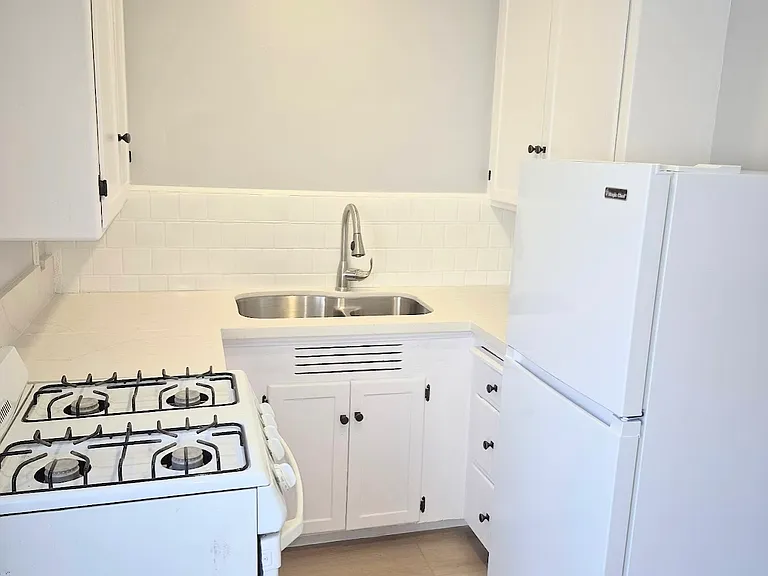 120 Bennett Ave #4 — Photo 4