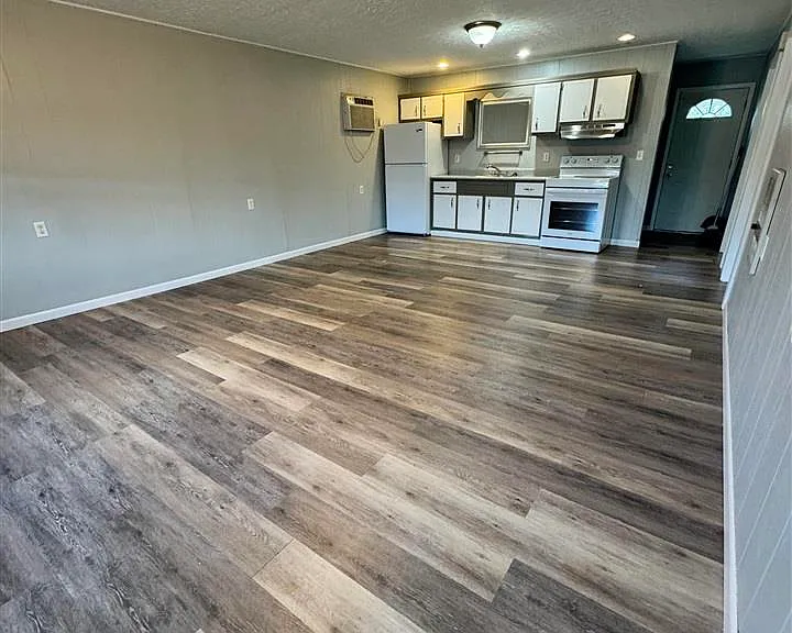 8982 N Dixie Hwy — Photo 4