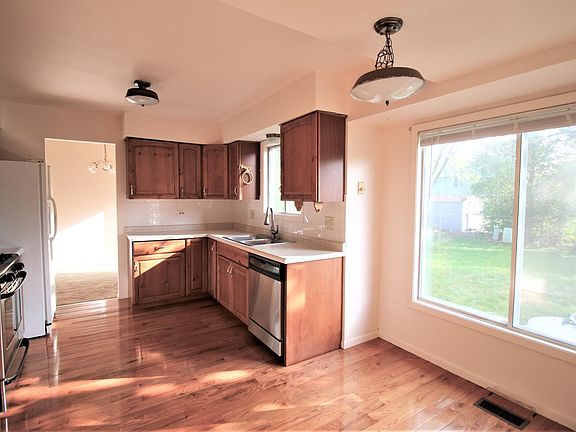 3rd image of 905 Ashford Ln
