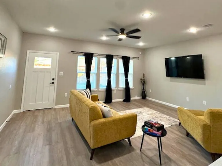 Hollyglen Dr — Photo 11