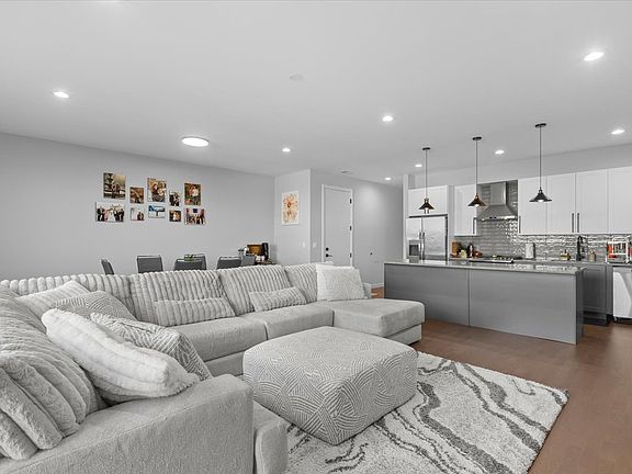 5th image of 5824 N Lincoln Ave #Penthouse 3b