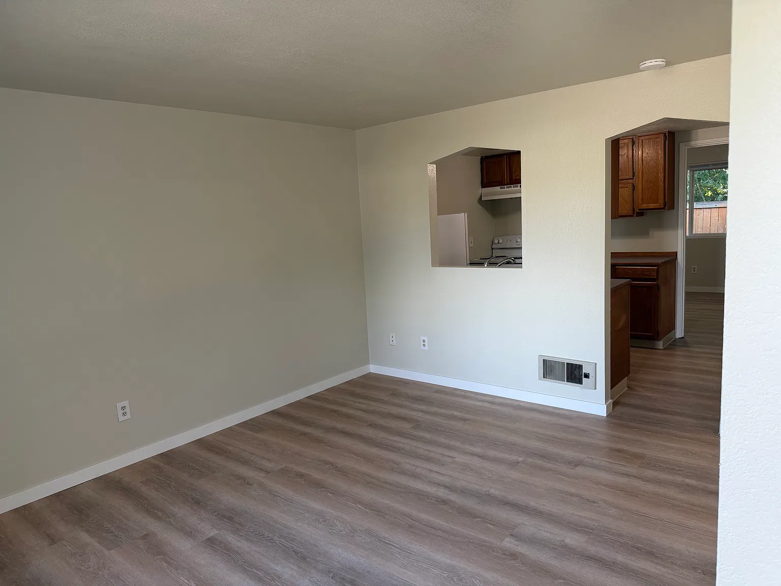 1 bed, 500 sqft, $1,050 — Photo 4