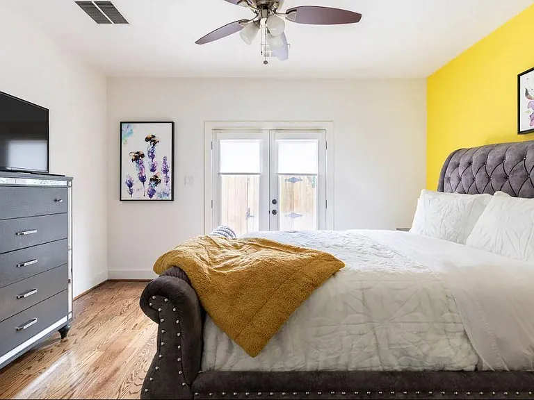 2529 Calumet St — Photo 10