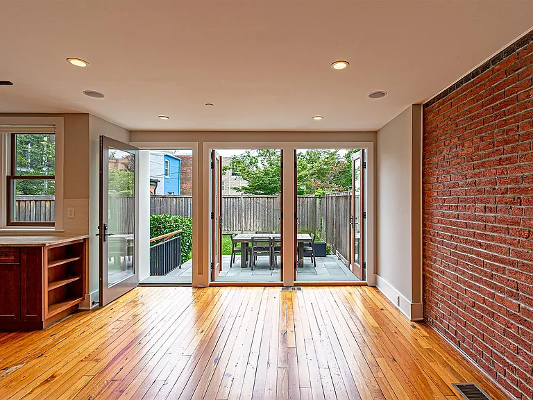 325 D St SE — Photo 27