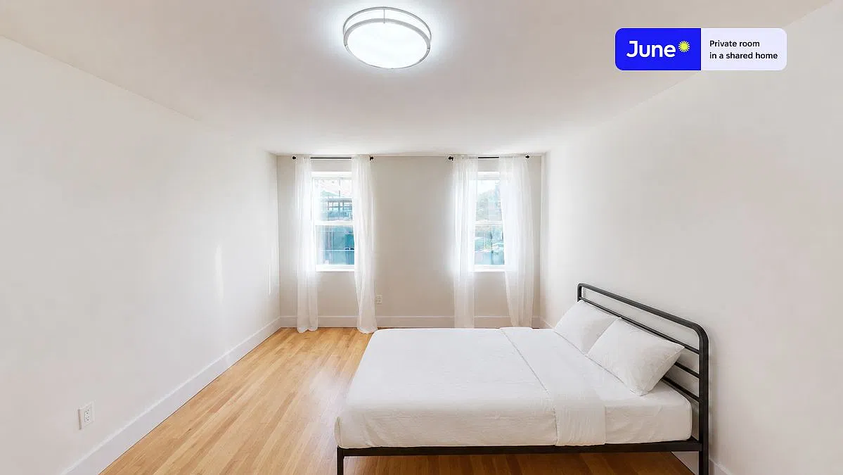 Queen bedroom in 3 bed/1 bath home in Bedford-Stuyvesant #1793 C — Photo 1