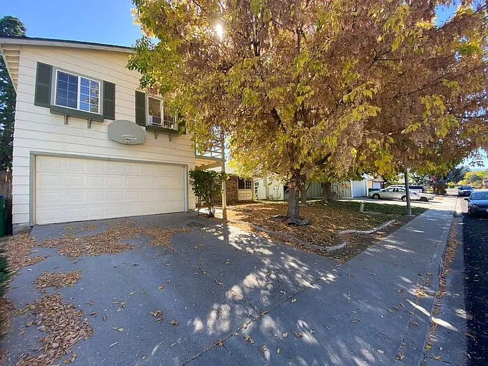 5 bed, 3.0 bath, 1859 sqft, $2,750 — Photo 2