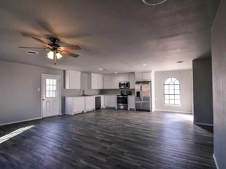 327 Hiracheta Dr — Photo 4