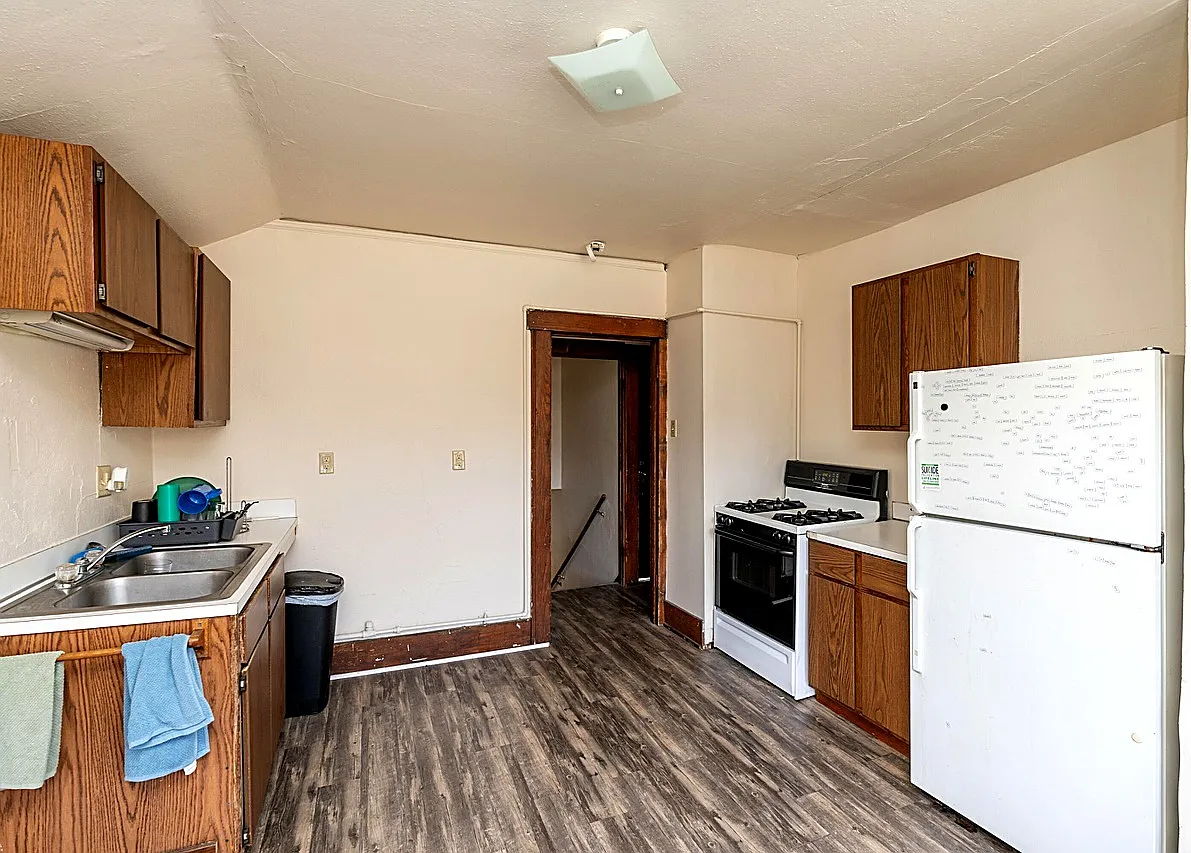 6 bed, 1912 sqft, $2,700 — Photo 3