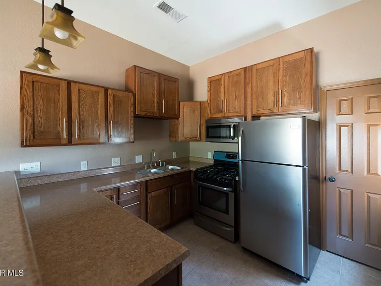 326 Coates Dr #B — Photo 3
