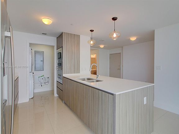 2nd image of 600 NE 27th St APT 3605