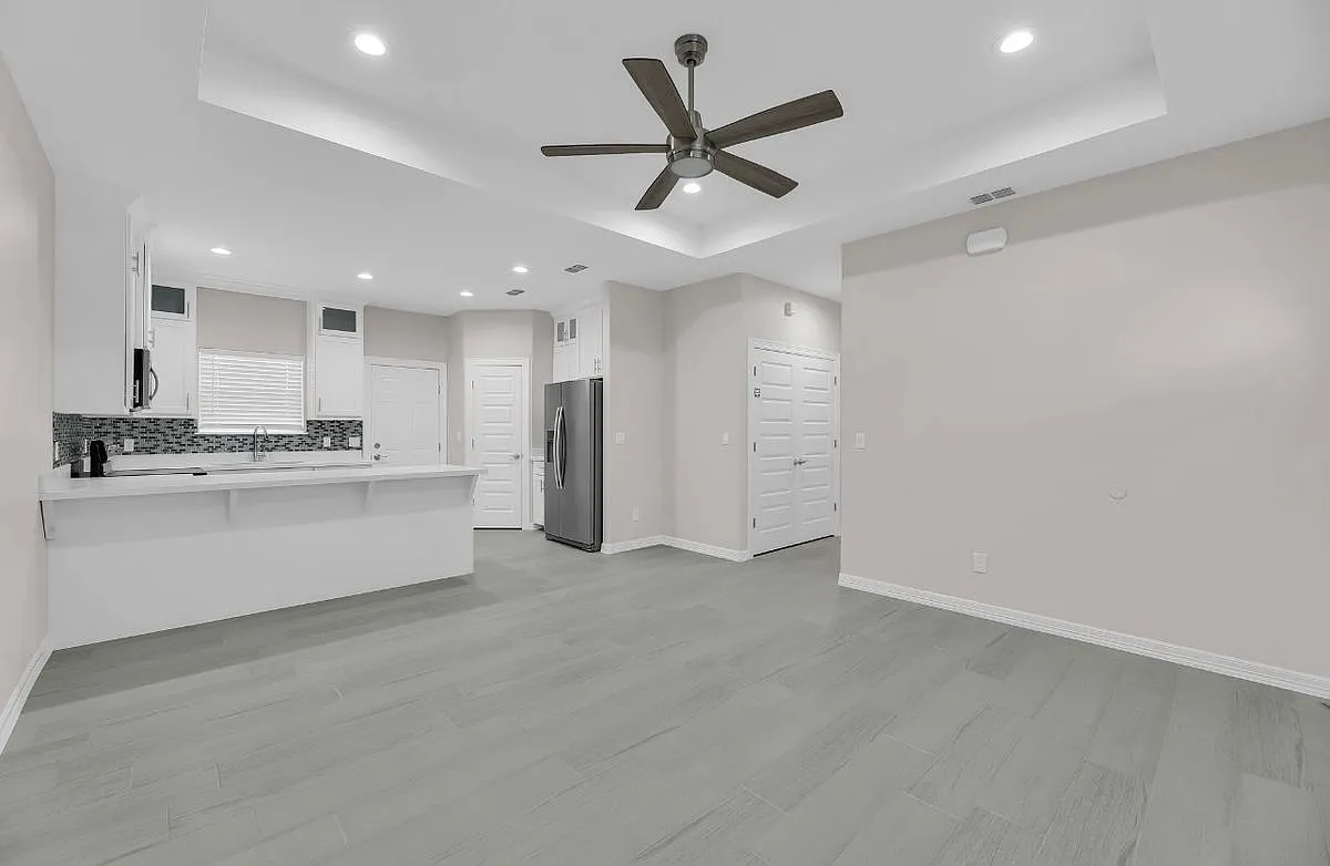 3 bed, 2.0 bath, 1050 sqft, $1,100 — Photo 3
