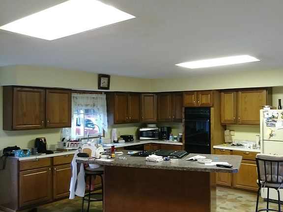 Island w/ gas cooktop