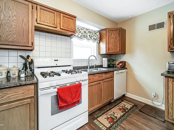 4th image of 8 N Lake Ave
