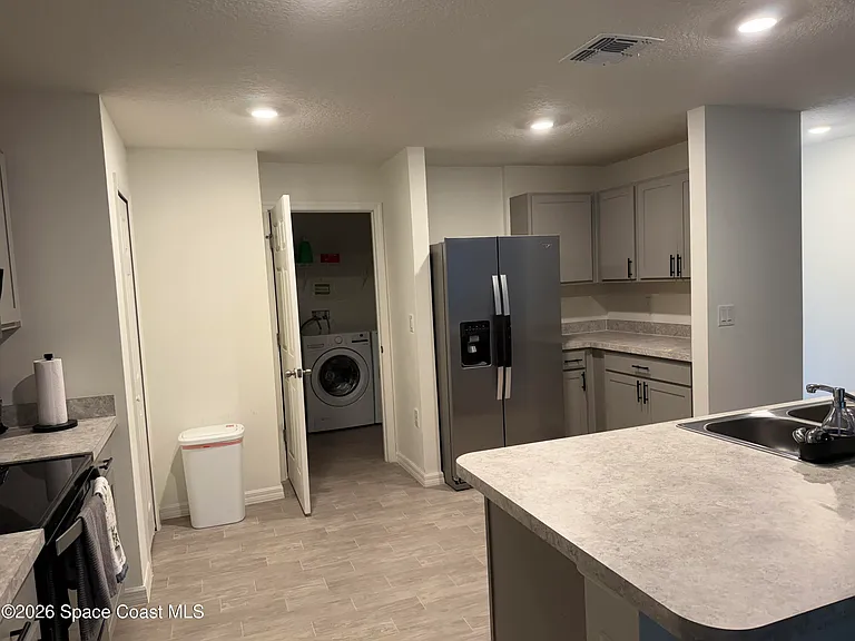 593 Haleybury St SW — Photo 4