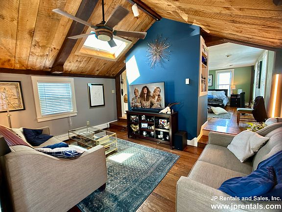 3rd image of 526 Centre St APT 3