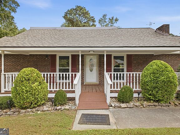 3rd image of 18 College View Dr SW