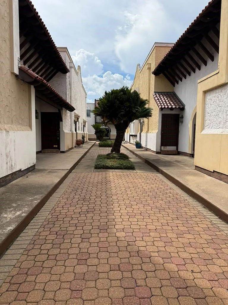 2 bed, 1.5 bath, 920 sqft, $1,595 — Photo 4