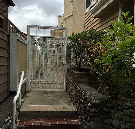 Gate