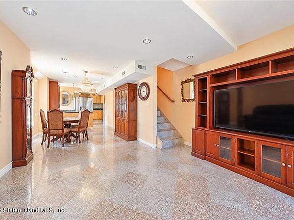 4th image of 327 Allen Ave