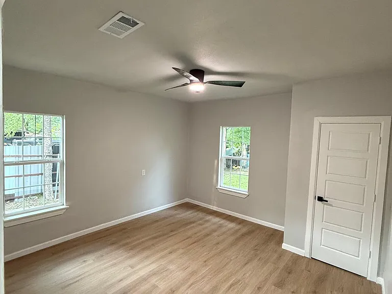 758 Bethpage Ave — Photo 33