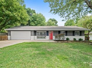 2142 N Briarwood Ave, Fayetteville, AR 72703