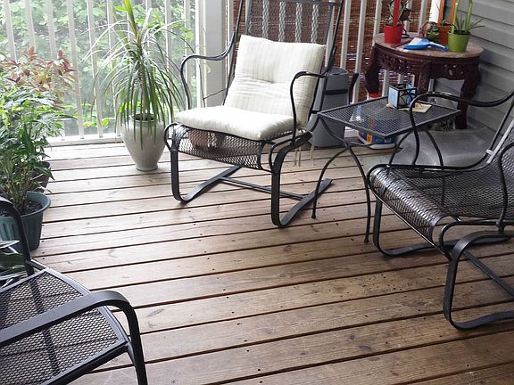 APPEALING SCREENED PORCH ENTRY