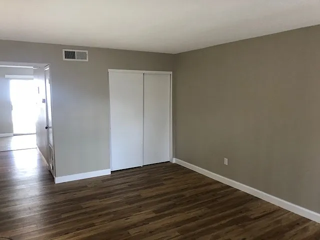 Cute 2 Bedroom Unit at Pier One with washer/dryer — Photo 4
