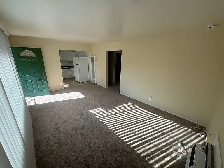 Las Palmas Apartments — Photo 4