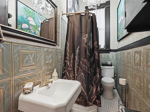 33rd image of 1823 S Broadway St