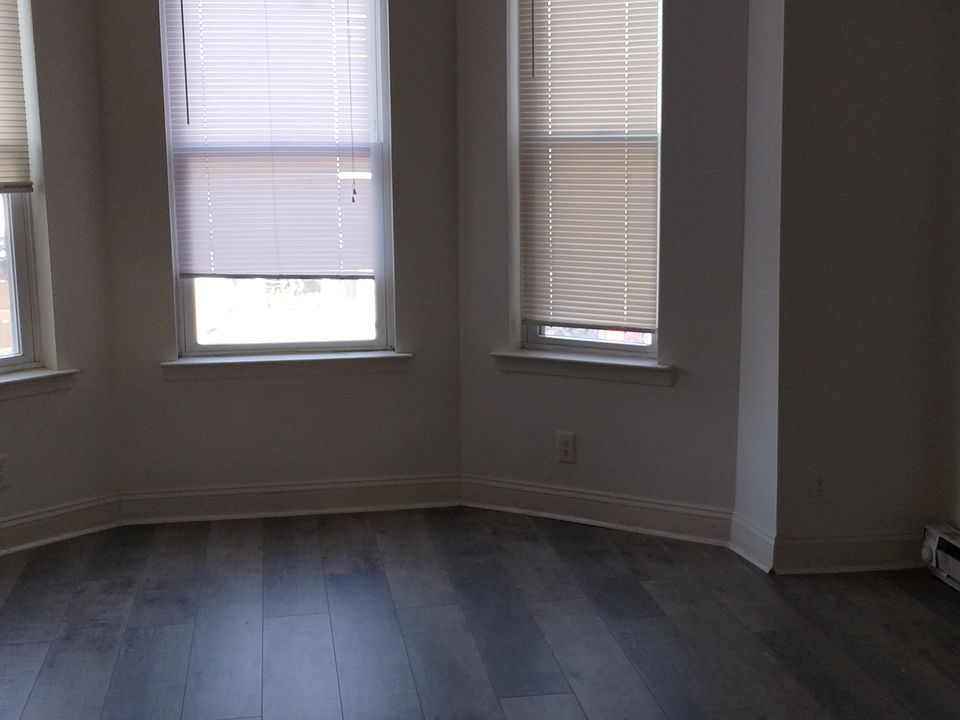 1st image of 956 E Ontario St Floor 2