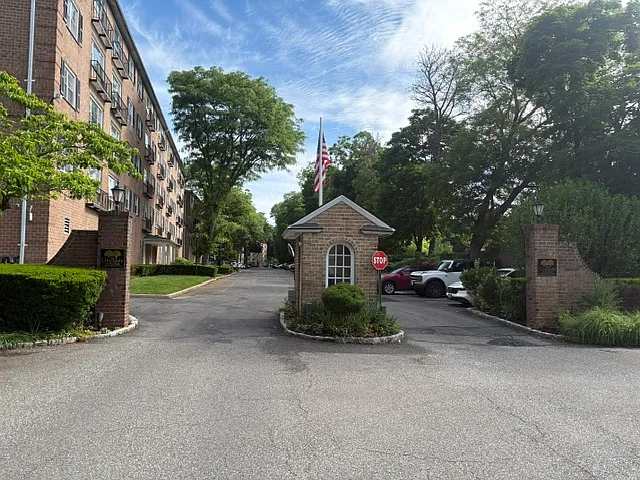 2 Consulate Dr #3B — Photo 2