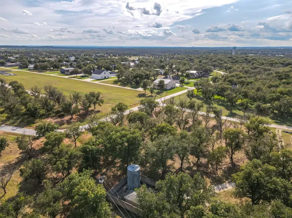 900 E Landings Dr, Granbury, TX 76049
