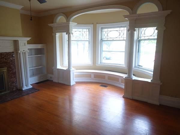 Gorgeous Windowseat looking out on to Linwood Ave.