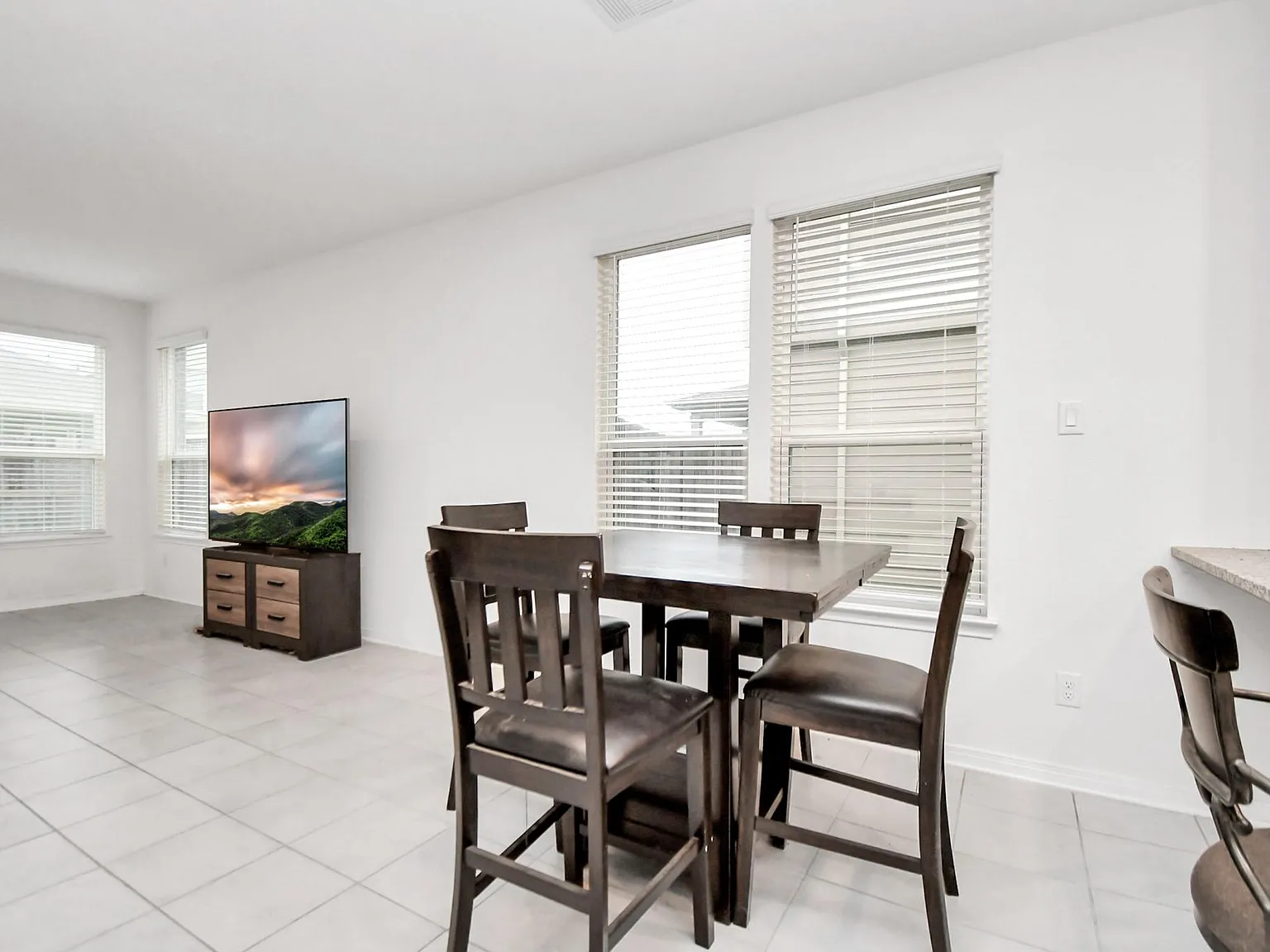 3 bed, 2.0 bath, 1944 sqft, $2,750 — Photo 3