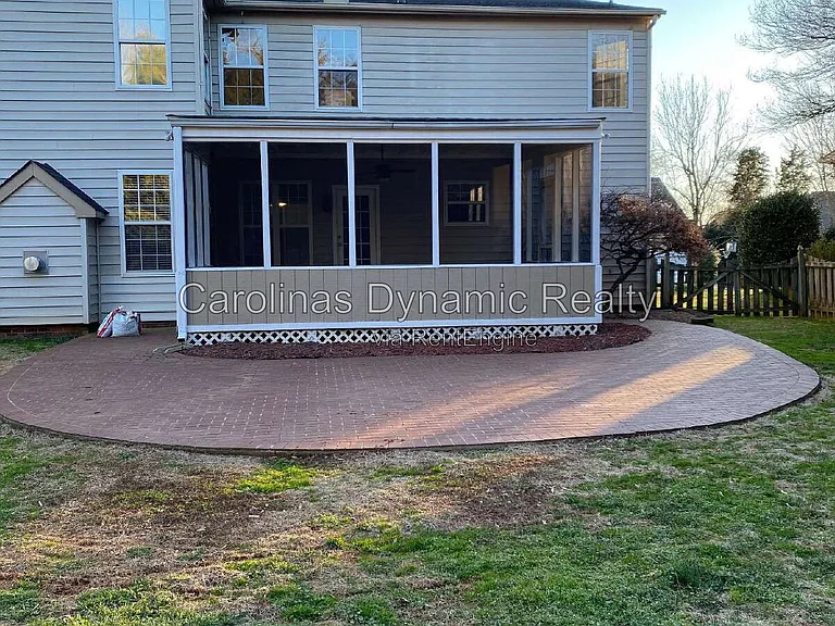 605 Queenswater Ln — Photo 50