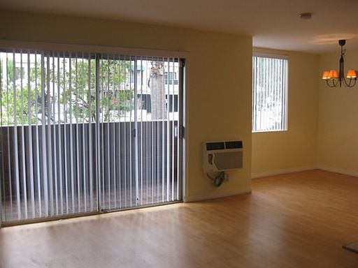 4th image of 1124 N La Cienega Blvd APT 109