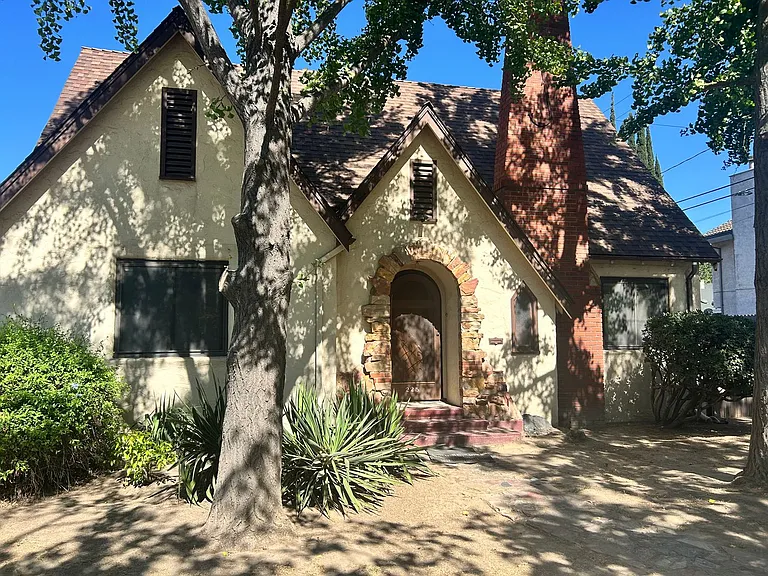225 Sunset Blvd — Photo 3