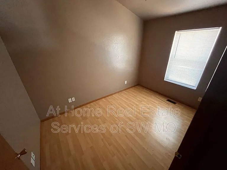 631 W Meadowview Dr #5 — Photo 3