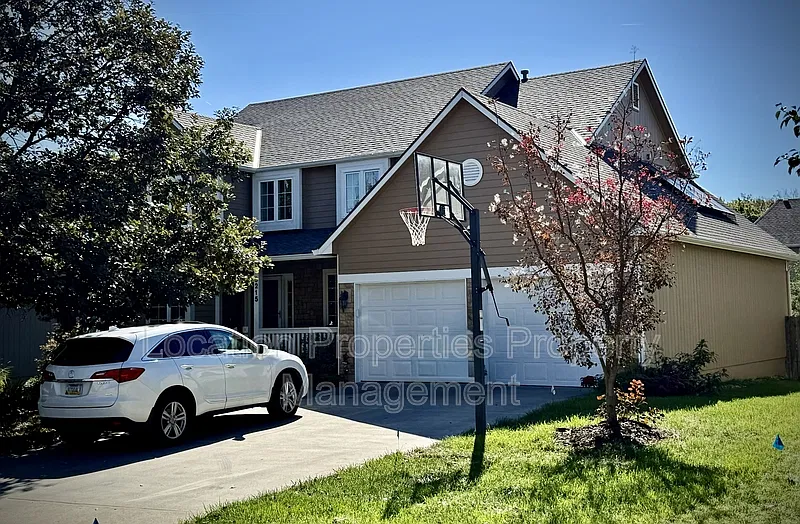 5 bed, 3.5 bath, 3000 sqft, $3,000 — Photo 2