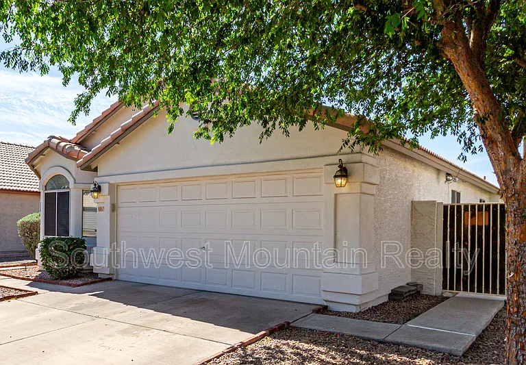 881 E Baylor Ln — Photo 4