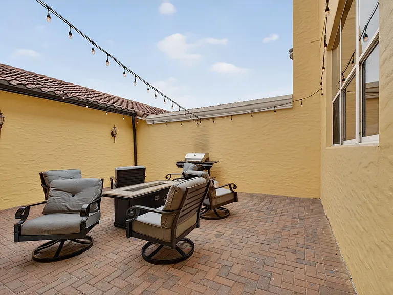 1121 Charming St — Photo 33