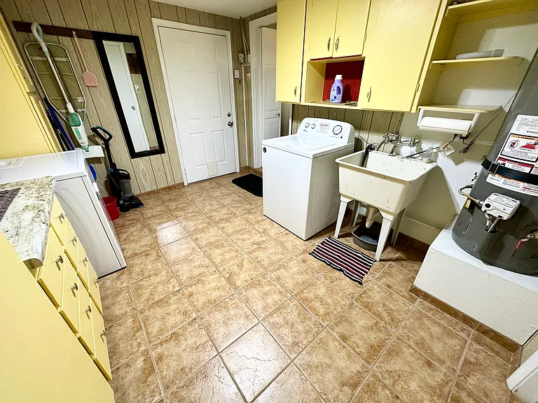 2515 Frances St NE — Photo 10