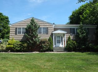 1 Pomander Dr, White Plains, NY 10607