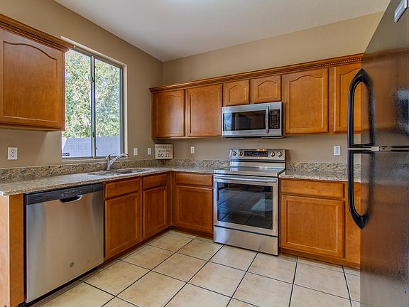 5th image of 838 E Geona St